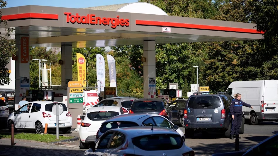 Fuel crisis in France: One in nine petrol pumps empty, diesel price breaks record